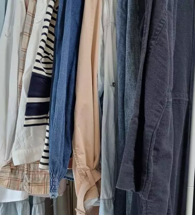 [네이버브랜드스토어 리뷰] 생각보다 옷도 많이 걸리고 너무 좋네요. 밑에 선반으로 되어 있어 더 좋은 것 같아요.