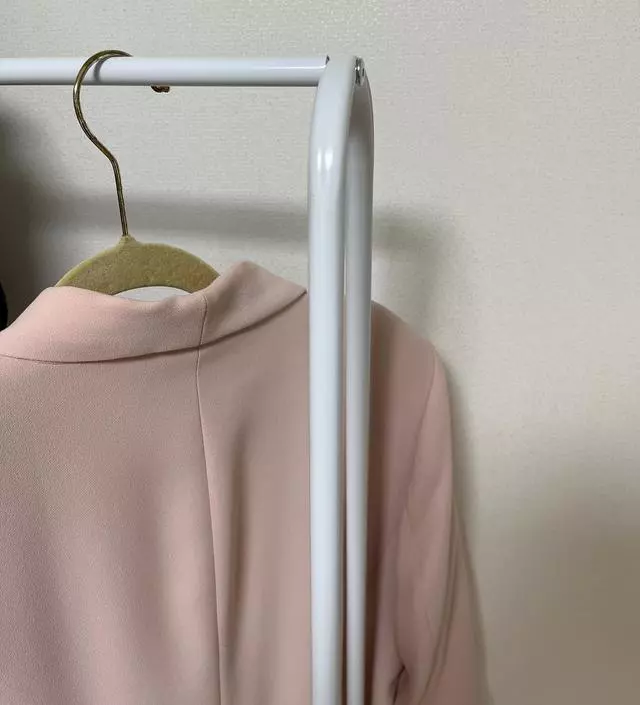 [네이버브랜드스토어 리뷰] 잡으면 흔들거리지만  저렴하잖아요. 좁은 공간에 옷걸기에 괜찮아요