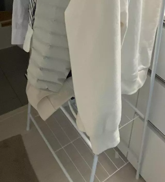 [네이버브랜드스토어 리뷰] 원래 세로로 봉으로 된 옷걸이를 쓰고 있었는데 자꾸 쌓여서 밑에 깔린 옷들은 입지도 