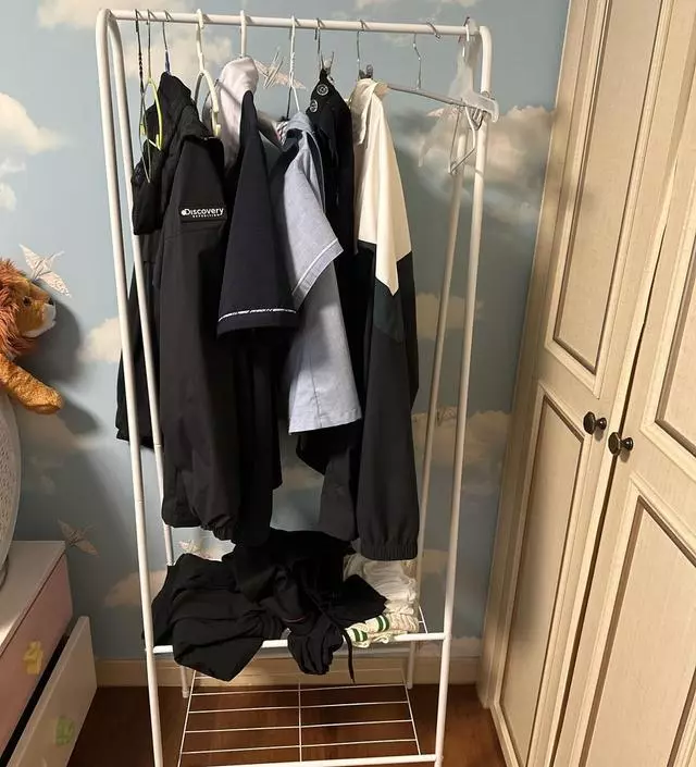 [네이버브랜드스토어 리뷰] 배송은 빨라요.  생각 보다 좀 작아요. 그래도 아이들 교복이나 외투 걸어 놓기에는 적