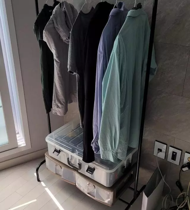 [네이버브랜드스토어 리뷰] 조립하기 편하네요. 생각했던거에 비해 튼튼하진 않아서 가벼운옷만 걸어놓을려구요