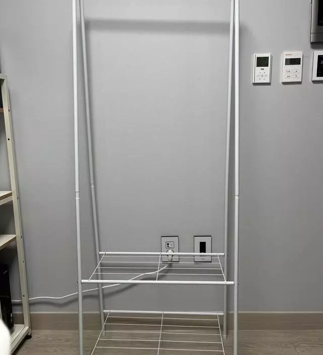 [네이버브랜드스토어 리뷰] 조립하는게 어렵지도 않고 행거가 공간을 많이 차지하지도 않지만 옷 걸어놓기에 충분한