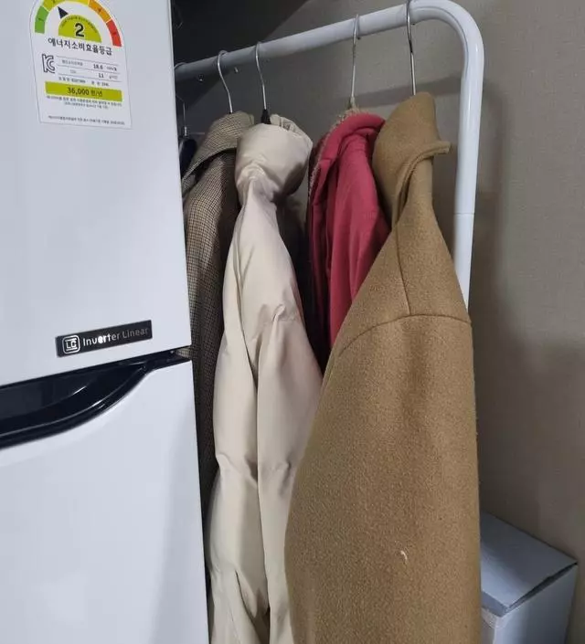 [네이버브랜드스토어 리뷰] 냉장고랑 벽 틈새에 겨울 외투를 수납하고 싶어서 크기 재서 찾다가 구매했는데 너무 딱