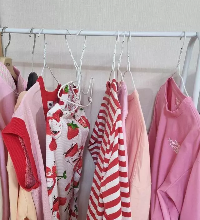 [네이버브랜드스토어 리뷰] 가볍긴한데 옷 걸어두니 괜찮네요. 조립 쉽고 깔끔해서 맘에 들어요. 재구매했습니다~