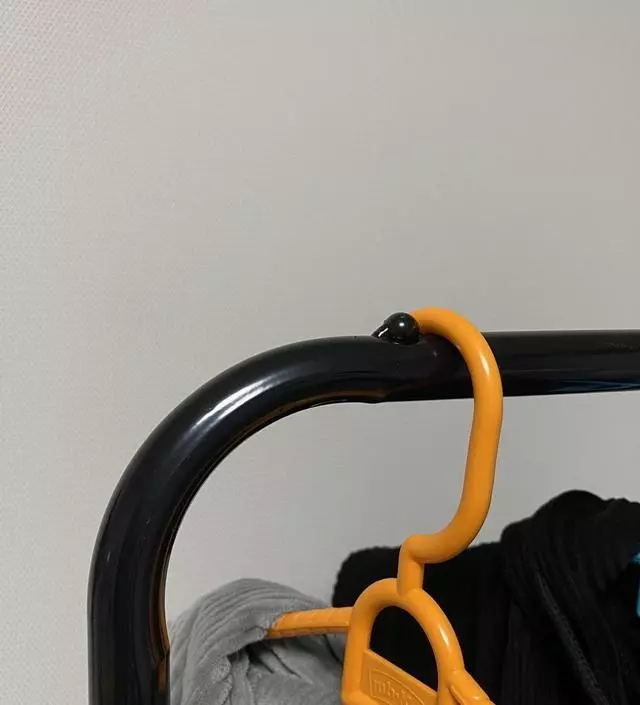 [네이버브랜드스토어 리뷰] 자주입는 옷들을 거치할 목적으로 샀는데 가격대비 쓸만합니다 너무 무거운 옷만 안걸면