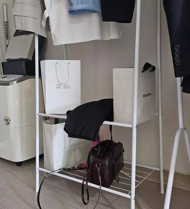 [네이버브랜드스토어 리뷰] 생각보다 크고 조립도 어렵지않아요. 가벼운 물건 올려놓기에 선반이 유용해요++