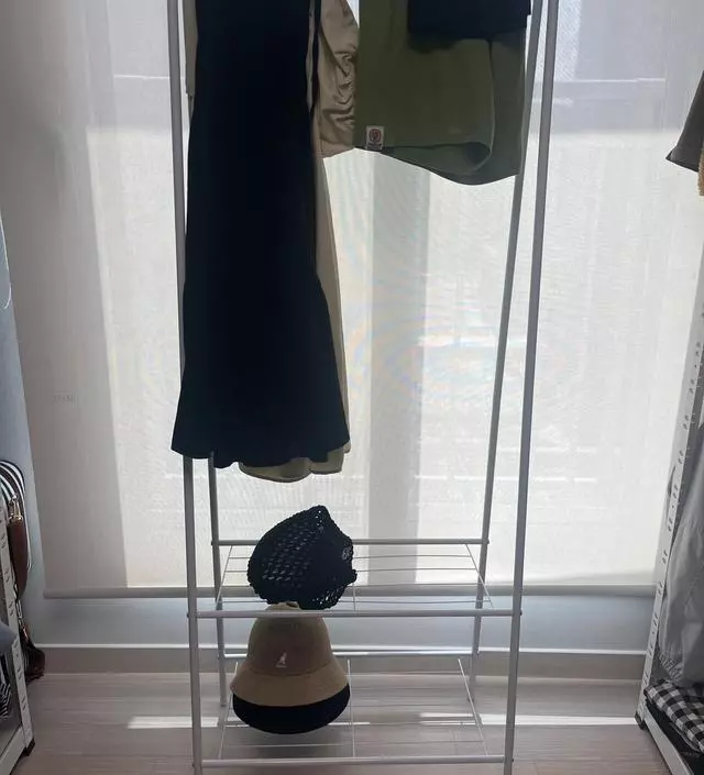 [네이버브랜드스토어 리뷰] 배송 엄청 빠르구요, 옷방 한켠에 입었던 옷 툭툭 걸어두기 좋아요! 대신 조금 흔들리긴