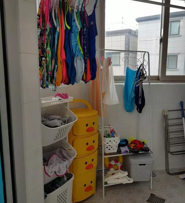 [네이버브랜드스토어 리뷰] 중간에 연결하는 봉 부위는 계속 빠지고 약해요ㅠ 하지만 포인트가구로 사용하긴 괜찮은