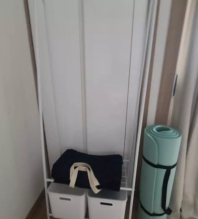 [네이버브랜드스토어 리뷰] 원룸이 좁아서 작은 행거를 찾다가 예뻐서 구매했어요. 가볍고 약하지만 그럭저럭 쓸만