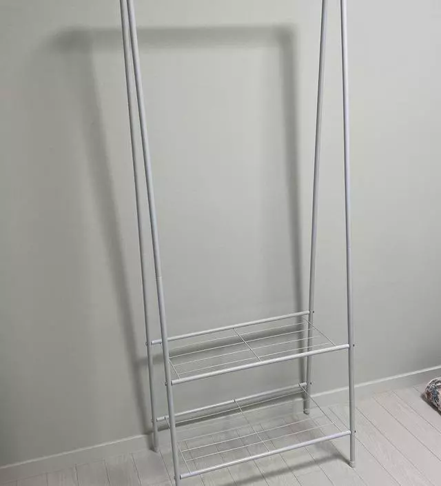 [네이버브랜드스토어 리뷰] 사진과 같아요 ! 무난하게 딱 행거용으로 필요해서 샀는데 조립도 쉽고 좋습니다 ㅎㅎ
