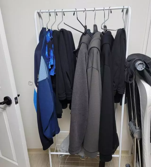 [네이버브랜드스토어 리뷰] 가격 대비 만족도가 정말 좋은 것 같아요~ 덕분에 의자 위에 널려있던 옷들도 이제 옷걸