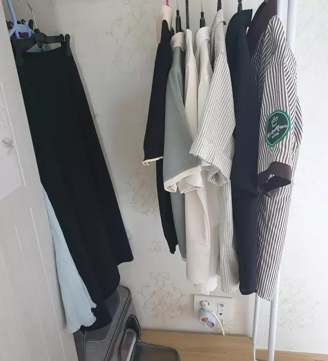 [네이버브랜드스토어 리뷰] 자주 입는옷은 옷장에 넣었다뺐다 하는게 귀찮아서 구매했어요 간편하게 옷몇벌 걸어놓