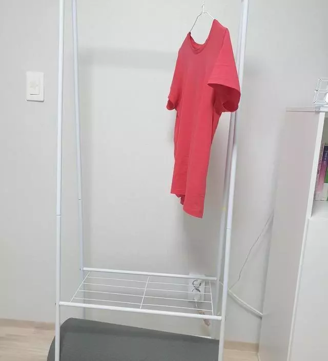 [네이버브랜드스토어 리뷰] 가볍게 걸수있는옷걸이를 원했던거라 만족하면서 사용중입니다.
