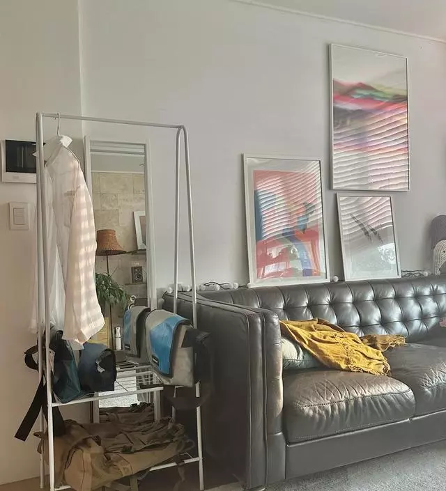 [네이버브랜드스토어 리뷰] 조립도 간편하고 예뻐요 너무 무거운 것만 올리지않으면 나름 견고하고요