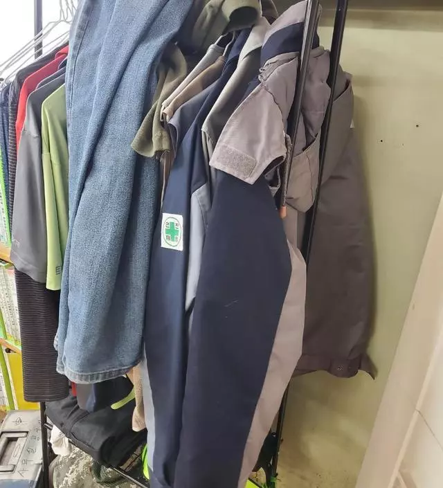 [네이버브랜드스토어 리뷰] 현장 사무실에서 간단하게 옷정리하는데 너무 좋네요
