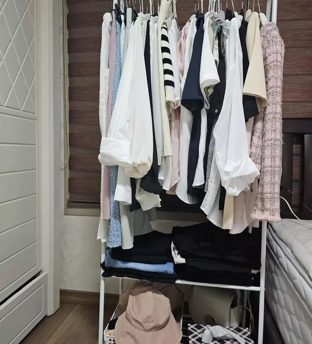 [네이버브랜드스토어 리뷰] 조립할땐 넘약해보였는데  꽤많이 걸리네요  깔끔하고튼튼해요  높이도  롱스커트까지는