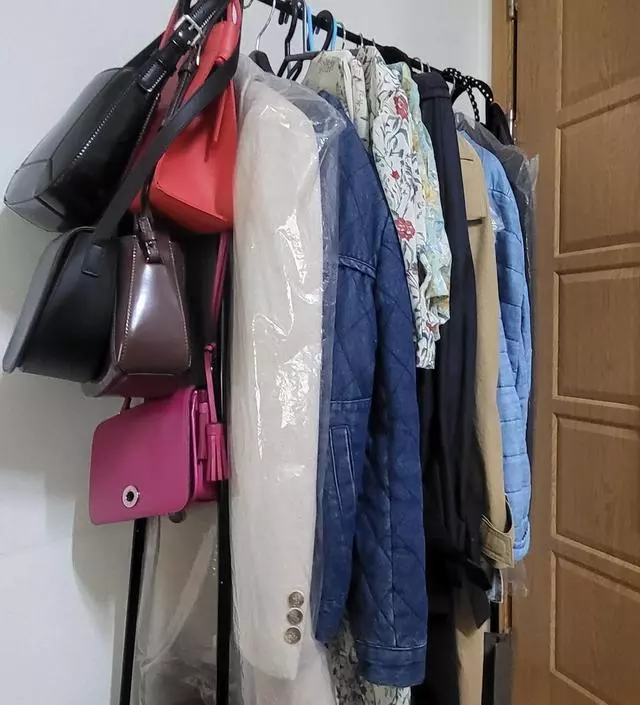 [네이버브랜드스토어 리뷰] 자투리 공간 사용해서 외투 걸어두니 좋아요. 작은 방에 꼭 필요했던 아이템이에요!ㅎㅎ