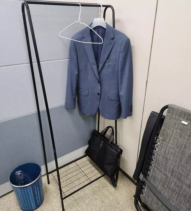 [네이버브랜드스토어 리뷰] 회사에 간이 행거로 사용할 작은 크기의 옷걸이가 필요했는데, 용도에 딱 맞는 상품을 