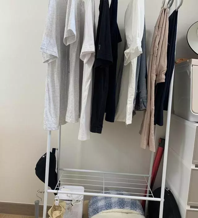 [네이버브랜드스토어 리뷰] 외출복 걸어놓기 너무 좋네용 옷도 충분히 많이 걸 수 있고 선반 두개 있어서 활용도가