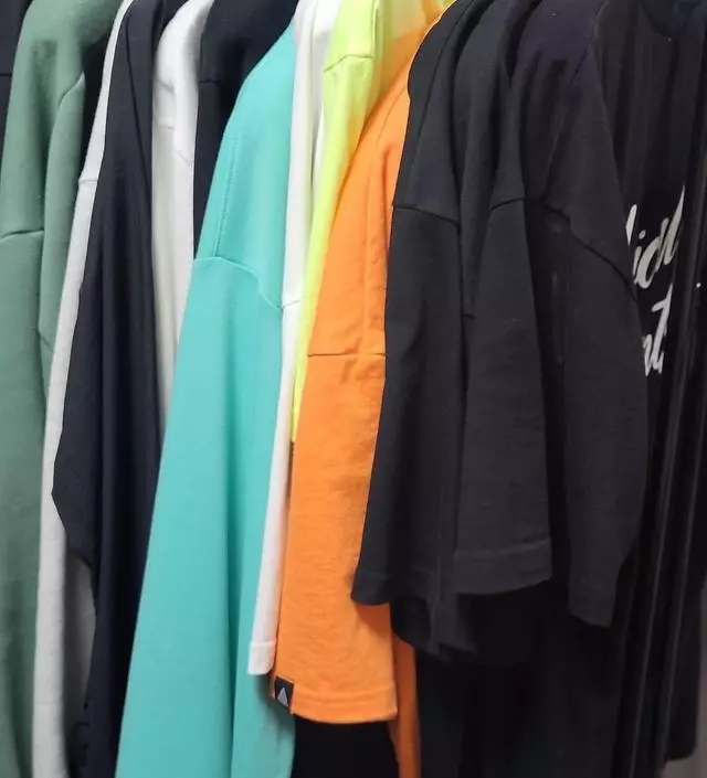 [네이버브랜드스토어 리뷰] 배송이 매우 빠르고 제품도 생각보다 많이 튼튼해요 빈공간이 없을정도로 걸었는데 가격