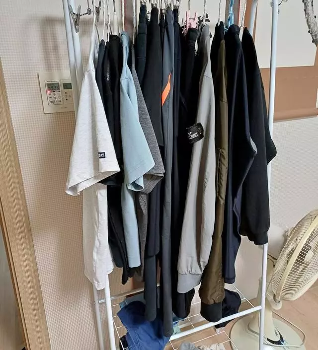 [네이버브랜드스토어 리뷰] 아들옷 대충 걸고 널브러진거 문앞에뒀거니 알아서 걸어놓네요. 스트레스해소입니다~~~