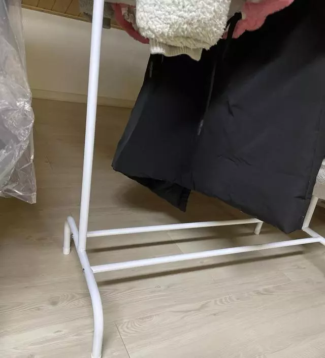 [네이버브랜드스토어 리뷰] 철제행거 가성비가 좋고 받쳐주는 것도 튼튼해서 철지난 옷 정리할 때 사용하고 있는데