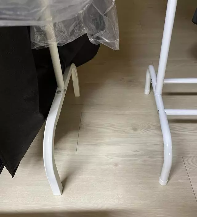 [네이버브랜드스토어 리뷰] 철제행거 가성비가 좋고 받쳐주는 것도 튼튼해서 철지난 옷 정리할 때 사용하고 있는데