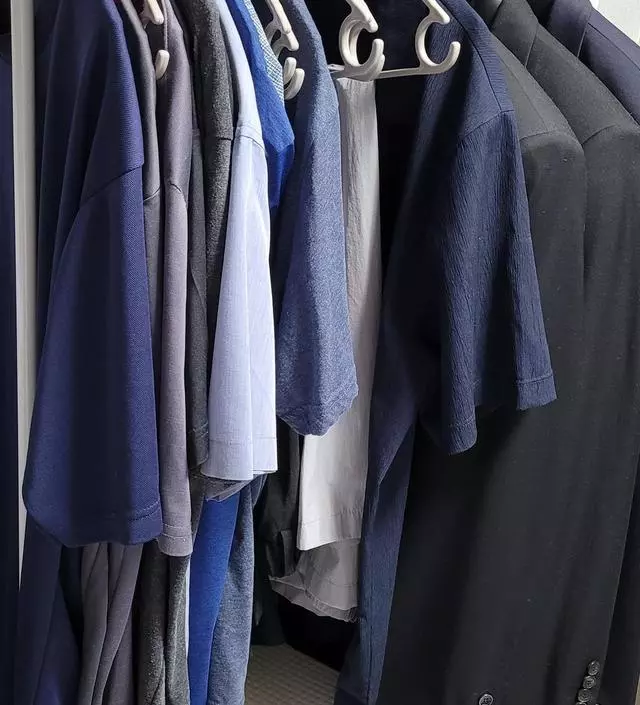 [네이버브랜드스토어 리뷰] 조립할때는 좀 낭창거린다 싶었는데 세워놓고 실제로 옷 걸어보니 잘 버티네요. 
