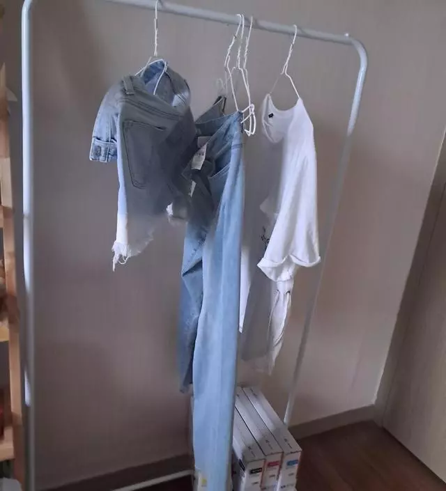 [네이버브랜드스토어 리뷰] 편하게 잘사용합니다  옷들을 마구 널부러졌는데 정리가 되네요