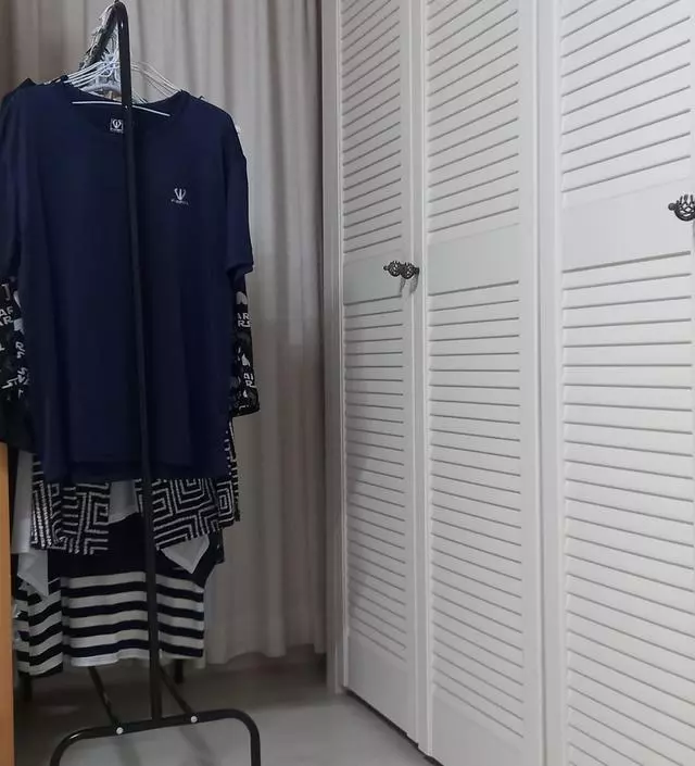 [네이버브랜드스토어 리뷰] 잘 사용하고 있어요.이것의 용도는 틈새에 넣어 한번 입은 옷을 통풍하여 다시 입을수 