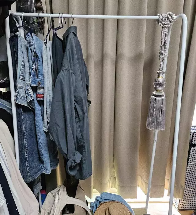 [네이버브랜드스토어 리뷰] 그 전에 플라스틱 행거를 썼었는데 너무 약해서 쉽게 부러지더라구요. 철제로 된 행거를