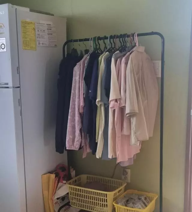 [네이버브랜드스토어 리뷰] 창고처럼 쓰고있던 엄마집 작은방을 조금 바꿔봤어요. 원래 왕자행거가 있었는데 키가 