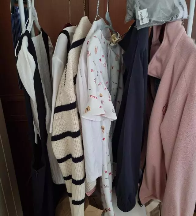 [네이버브랜드스토어 리뷰] 음..생각보다 튼튼하진 않지만 스탠딩으로 걸기에 웬만하고 밑에도 가방같은 소품 수납