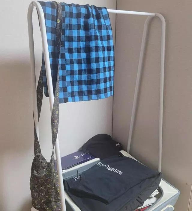 [네이버브랜드스토어 리뷰] 아들방에  옷걸이로 구매했습니다~~옷 몇벌 걸어두기에는  적당한듯합니다
