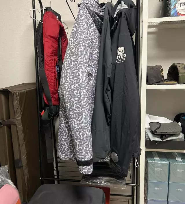 [네이버브랜드스토어 리뷰] 공간이 부족해서 가구는 엄두를 못내고 있었는데 작고 가볍고 조립하기도 쉬워요