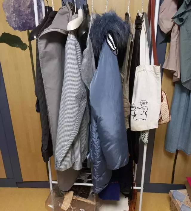 [네이버브랜드스토어 리뷰] 봉이 좀 약한가..싶었는데 조립하고 옷을 걸어보니 나름 괜찮네요. 허접하지도 않고 적