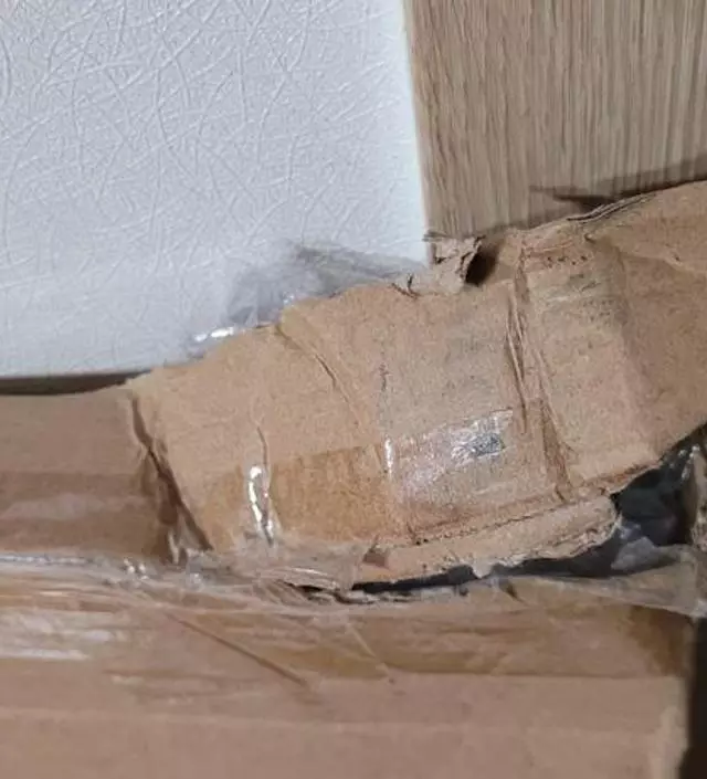 [네이버브랜드스토어 리뷰] 아들방에 설치하려고 샀는데, 택배 한쪽이 뜯겨왔고 테이프포장도 불안하게 되어있었어