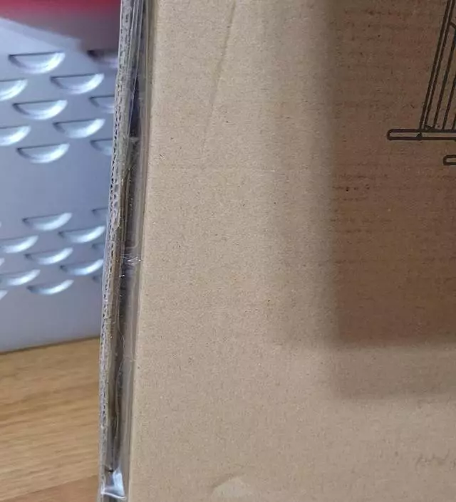 [네이버브랜드스토어 리뷰] 아들방에 설치하려고 샀는데, 택배 한쪽이 뜯겨왔고 테이프포장도 불안하게 되어있었어