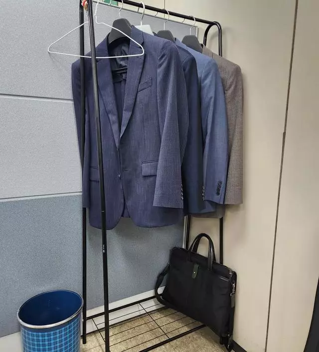 [네이버브랜드스토어 리뷰] 사무실에 여름 재킷을 걸 용도로 구입했어요. 협소한 환경에 컴팩트한 행거로 제 용도에