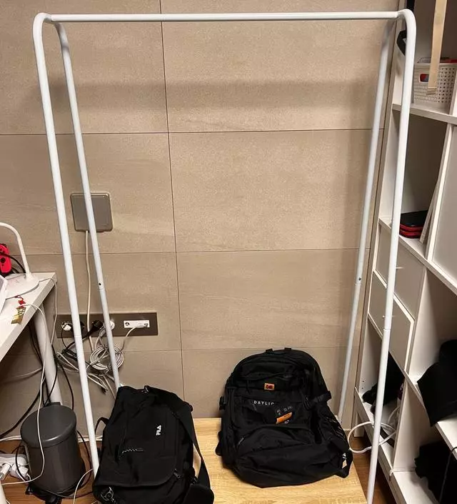 [네이버브랜드스토어 리뷰] 여유공간에 헹거가 필요해 주문했어요. 사이즈도 적당하고 디자인도 깔끔해서 방이랑 넘