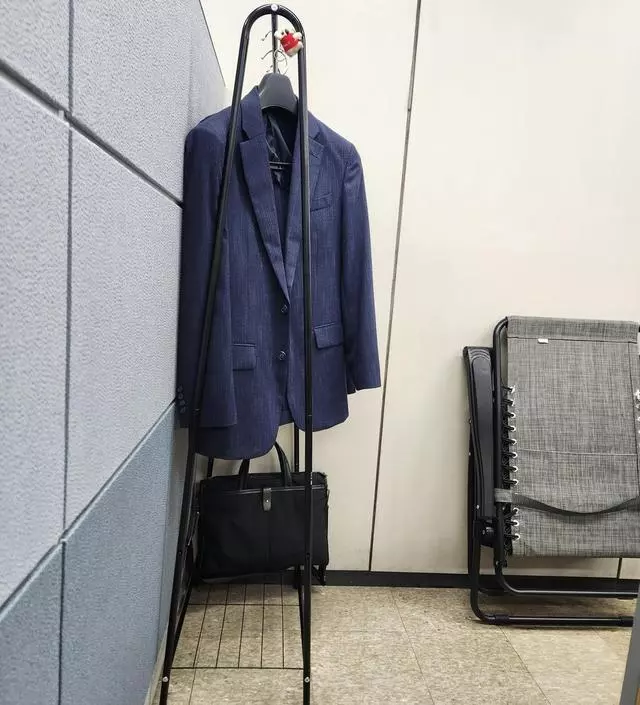 [네이버브랜드스토어 리뷰] 사무실에 여름 재킷을 걸 용도로 구입했어요. 협소한 환경에 컴팩트한 행거로 제 용도에