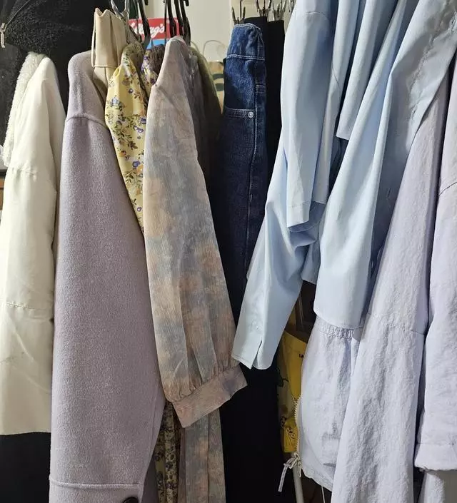 [네이버브랜드스토어 리뷰] 조립이 쉽고 사이즈가 딱 맞아요 아직 옷은 많이 걸지는 않았는데 구매한지 좀 됐음에도