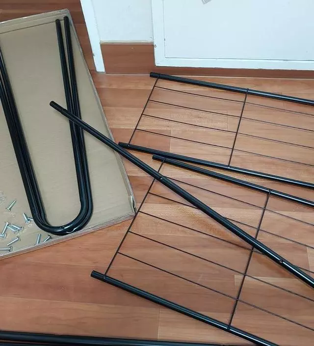 [네이버브랜드스토어 리뷰] 작은 박스로 왔길래 부실할까 걱정했는데 생각보다 견고하네요.겨울에는 패딩 걸어놔도