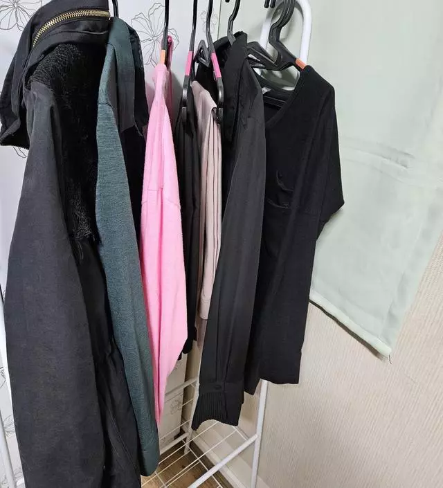 [네이버브랜드스토어 리뷰] 꽤 견고하고 조립하기도 어렵지 않아서 만족합니다. 돌아다니는 옷들 쌓아놓다가 이제 