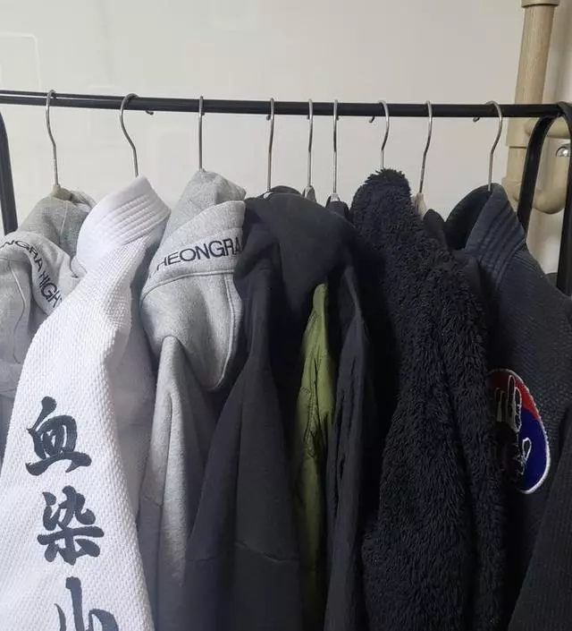 [네이버브랜드스토어 리뷰] 작은방에 딱 좋은 사이즈네요^^ 하지만 여러벌옷을 걸을수 있습니다 많이 튼튼한건 아니