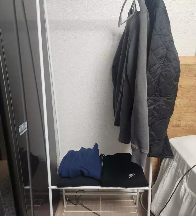 [네이버브랜드스토어 리뷰] 자투리 공간이 있는데 옷걸이 넣어뒀는데 옷 걸기도 애매하고 너무 지저분해 보이더라구