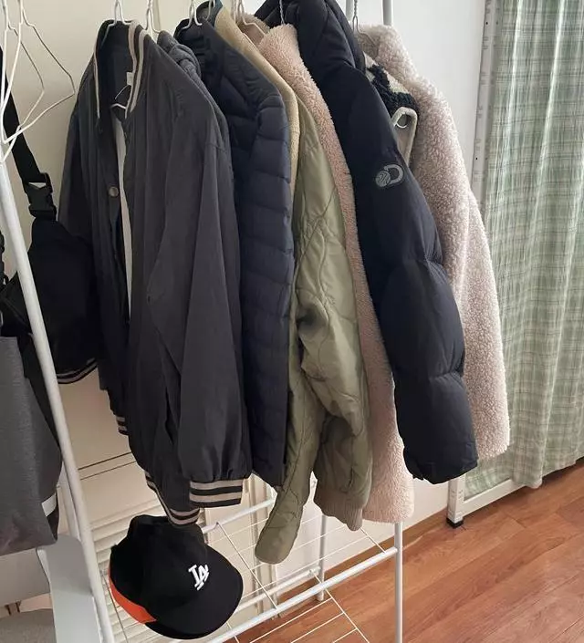 [네이버브랜드스토어 리뷰] 후기가 좋은이유가 있네요~아이들방에 하나씩 샀는데 사이즈도 너무 크지않고 자켓걸기