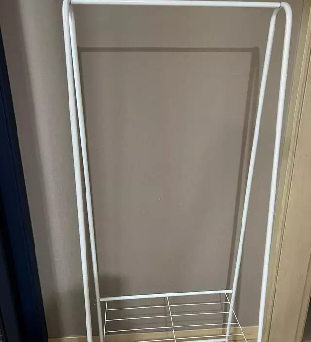 [네이버브랜드스토어 리뷰] 작년에 검정색 사서 잘 쓰고 있는데 이번에는 하얀색으로 사봤어요. 겨울 외투 많이 걸