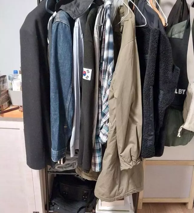 [네이버브랜드스토어 리뷰] 조립하기 쉽고 보기보드 튼튼허네요. 밑에 수납할수있는 선반이 둘이라 좋아요.