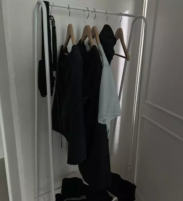 [네이버브랜드스토어 리뷰] 운동복 같은거 땀 마를때까지 걸어놓을 간이 옷걸이용으로 샀는데 너무 만족하며 잘 쓰